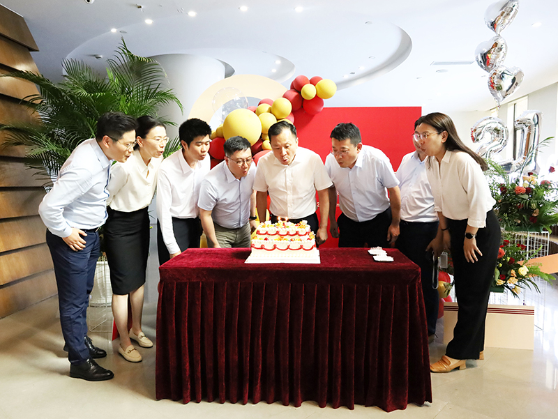 二十一载 智造未来丨贺40001百老汇股份廿一诞辰，再启新篇